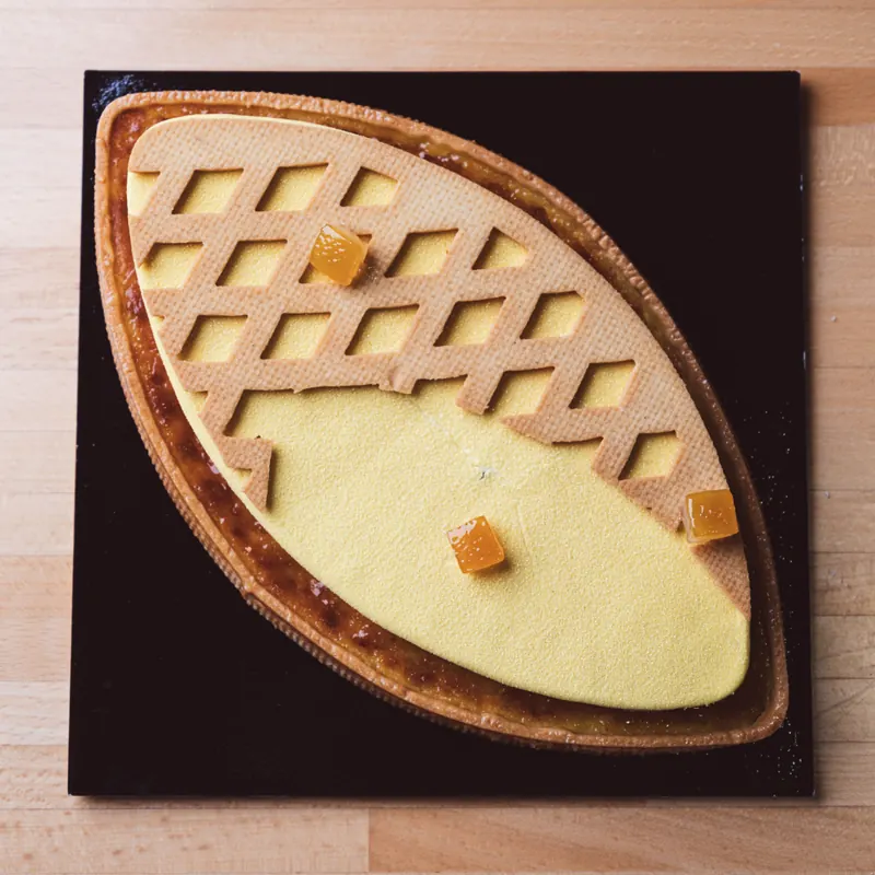 Crostata ovale con crema agli agrumi e decoro a griglia