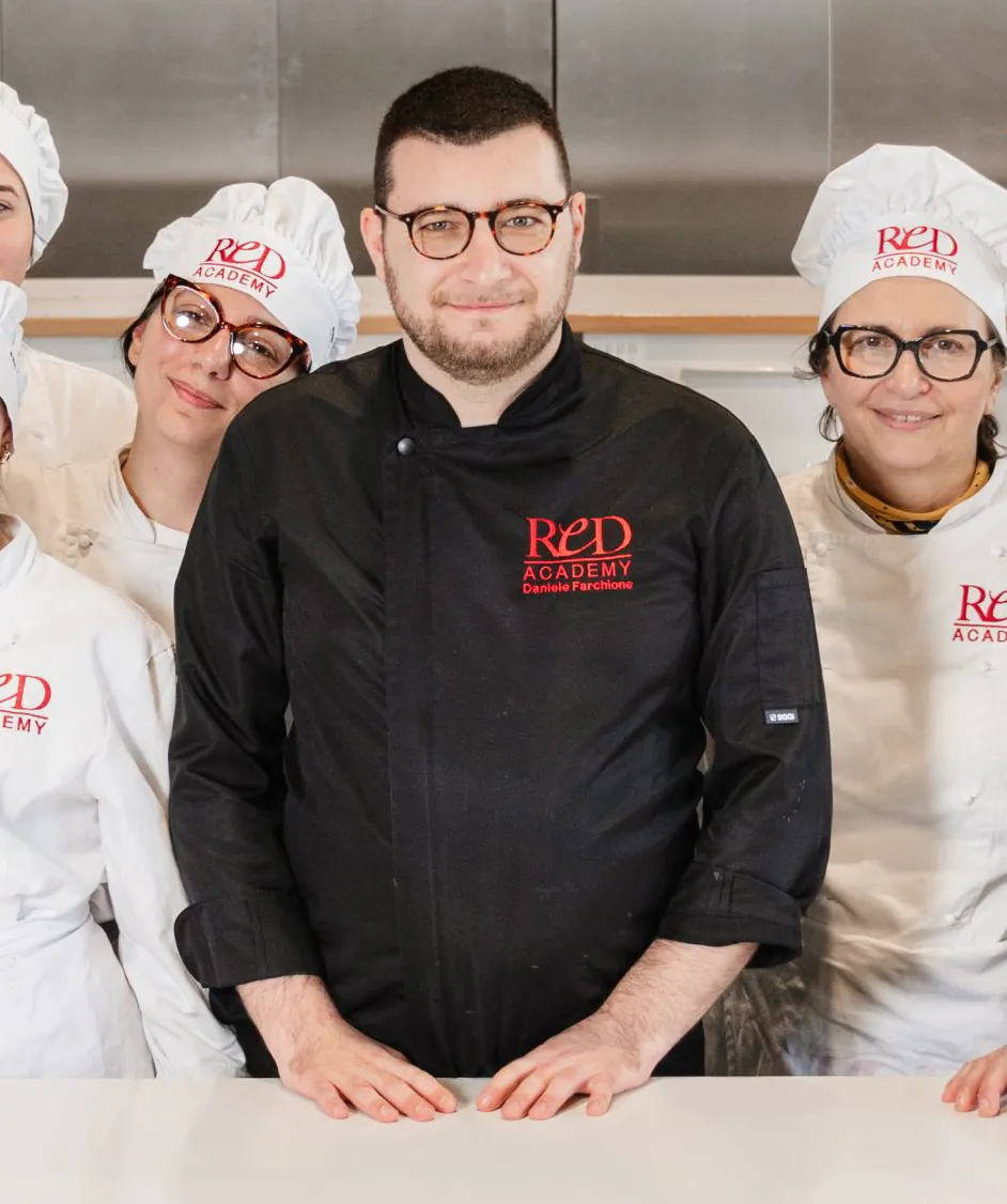 Daniele Farchione, docente di pasticceria, con gli allievi nel laboratorio ReD Academy