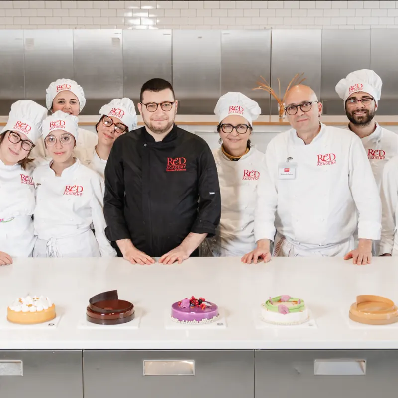 Docenti e allievi del corso di pasticceria ReD Academy con le torte realizzate in laboratorio