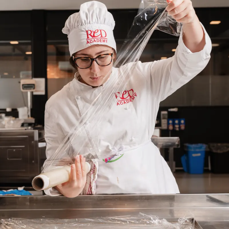 Allieva del corso di pasticceria durante la preparazione in laboratorio