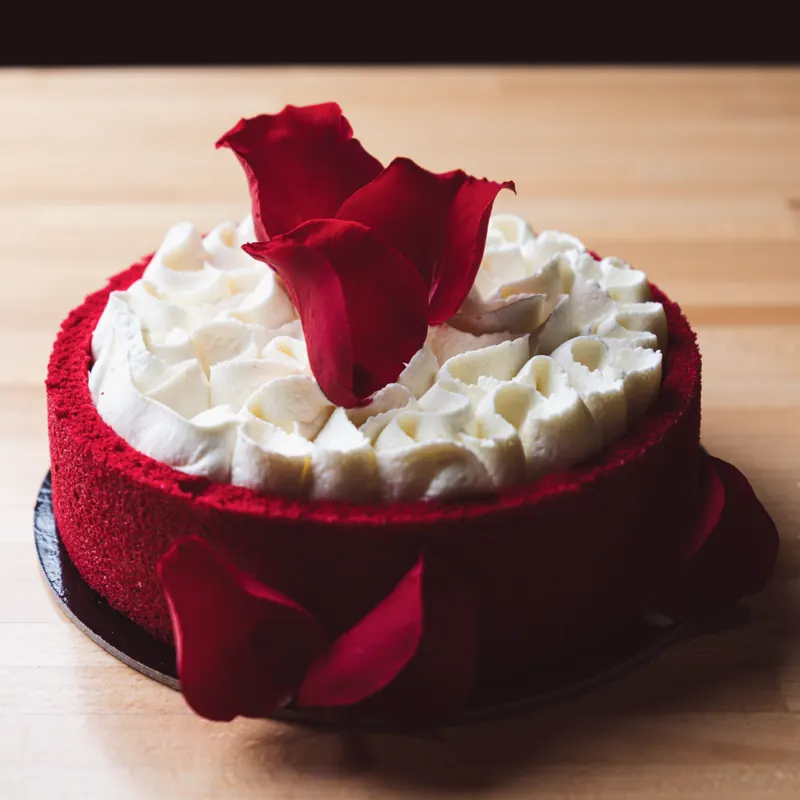 Red velvet con panna montata e petali di rosa