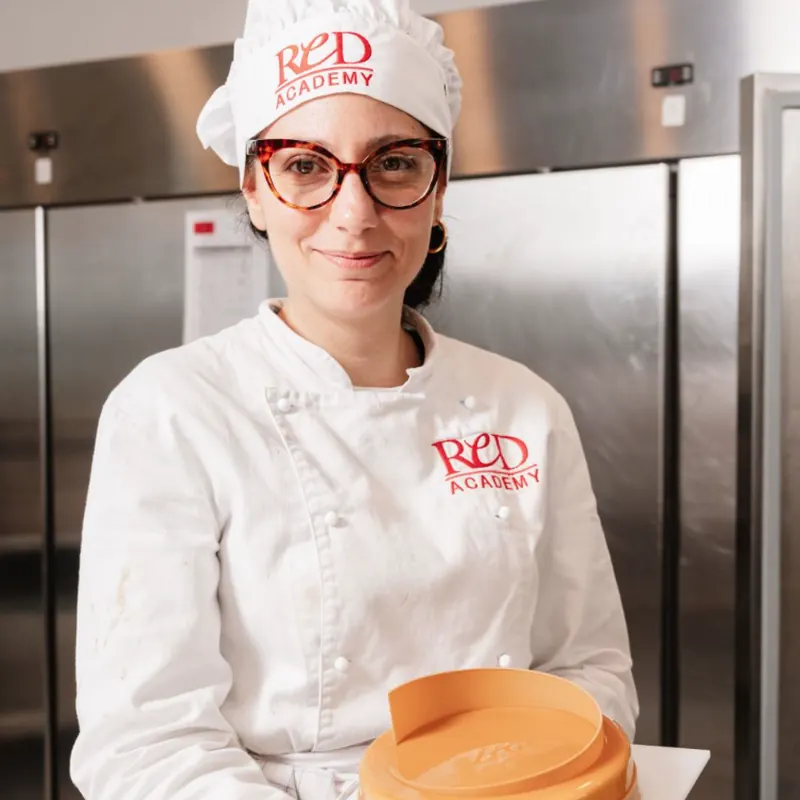 Ritratto in laboratorio con la torta dalla glassa arancio