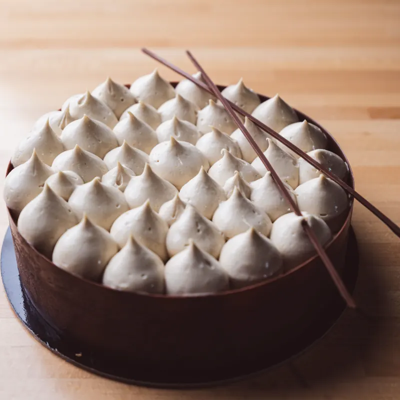Torta al cioccolato con ciuffi di crema chiara