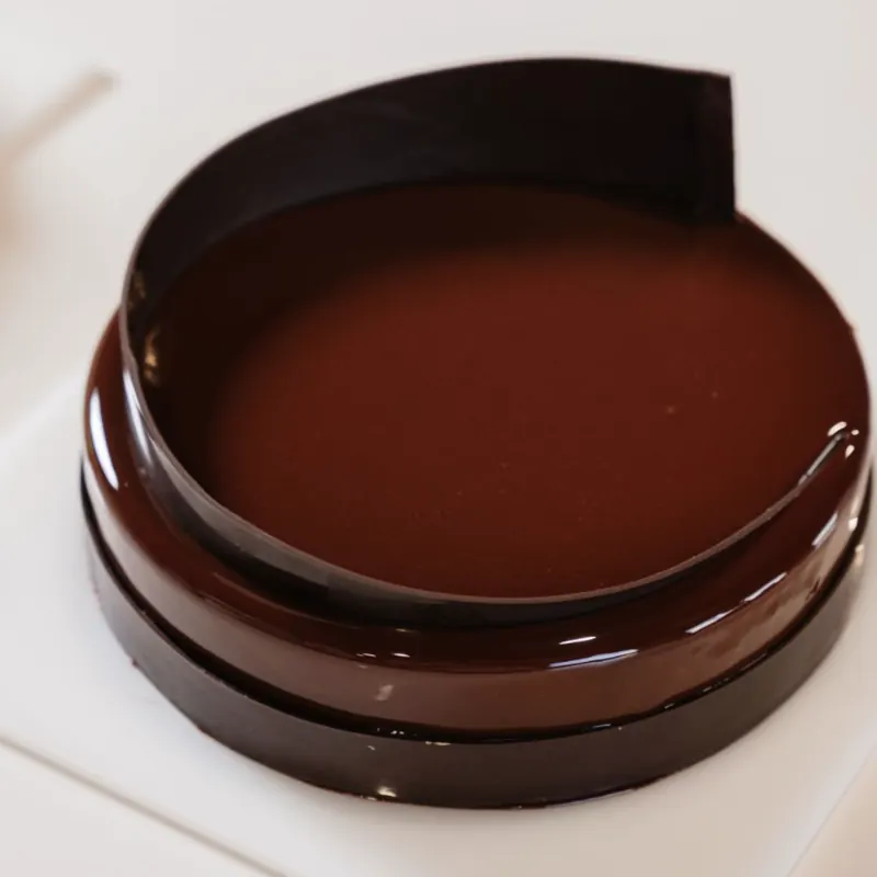 Torta al cioccolato con collare e glassa lucida