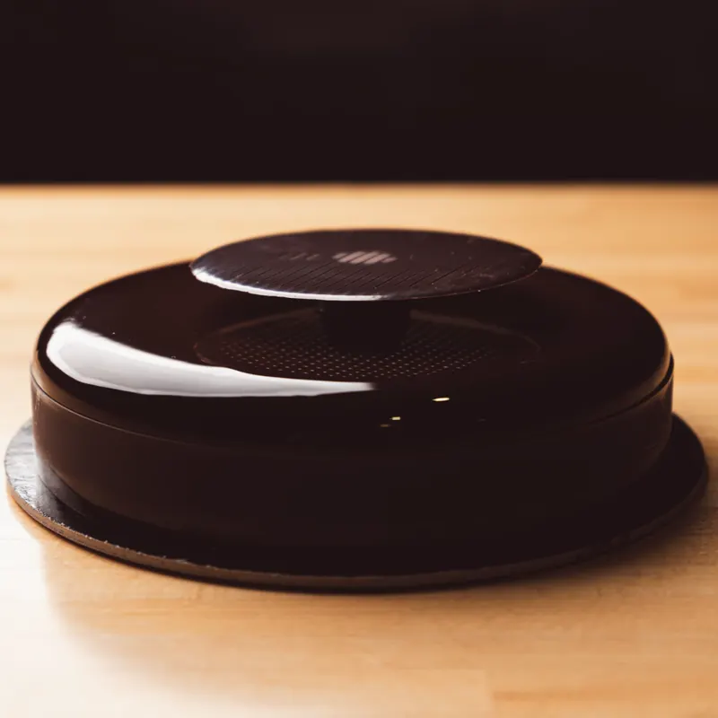 Torta al cioccolato con glassa a specchio e disco decorativo