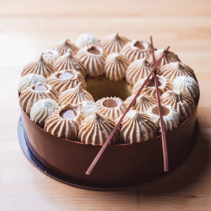 Torta con corona di ciuffi di crema alla nocciola