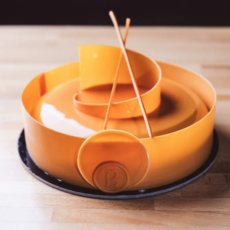 Torta con decoro in cioccolato arancio a spirale