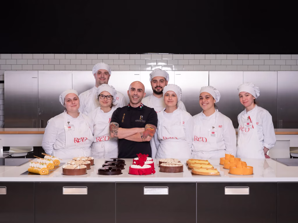 Allievi del corso di pasticceria al lavoro nel laboratorio ReD Academy