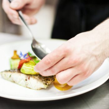 preparazione di un piatto da parte di un personal chef