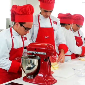 allievi durante il corso di pasticceria