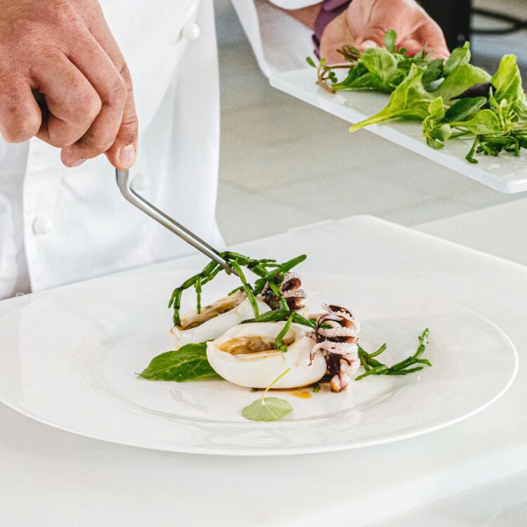 guarnizione di un piatto di calamari e impiattamento