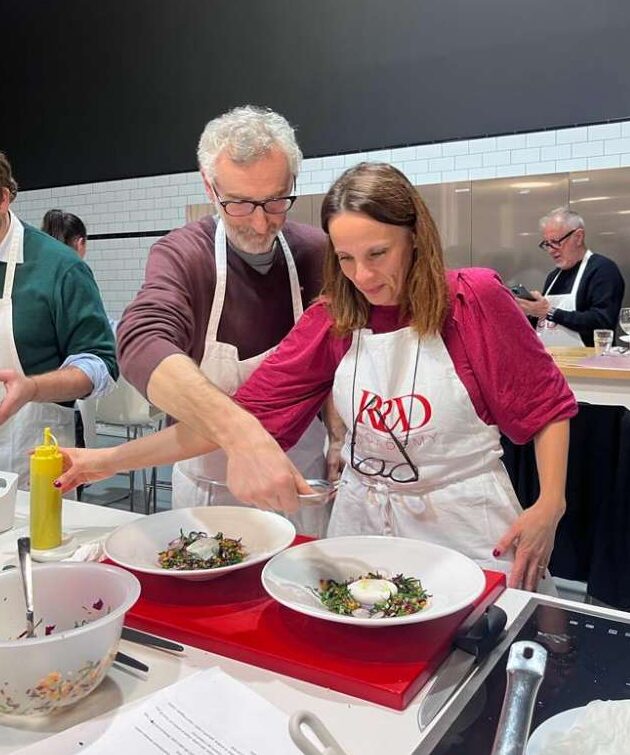 coppia in cucina durante un corso di cucina
