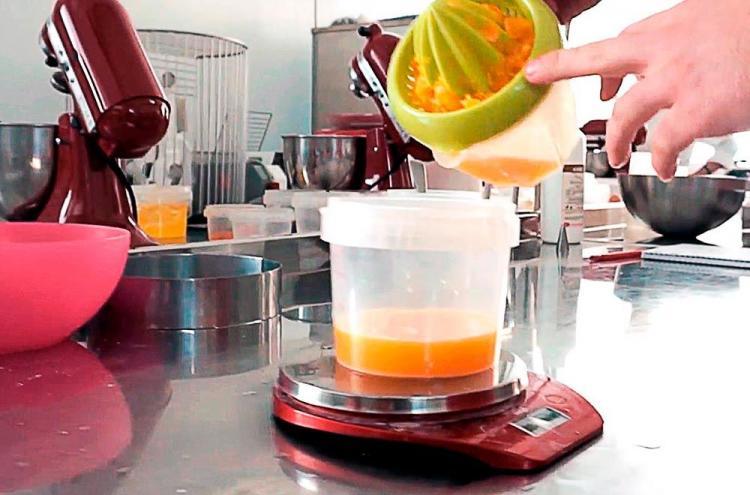 preparazione della crema all'arancia