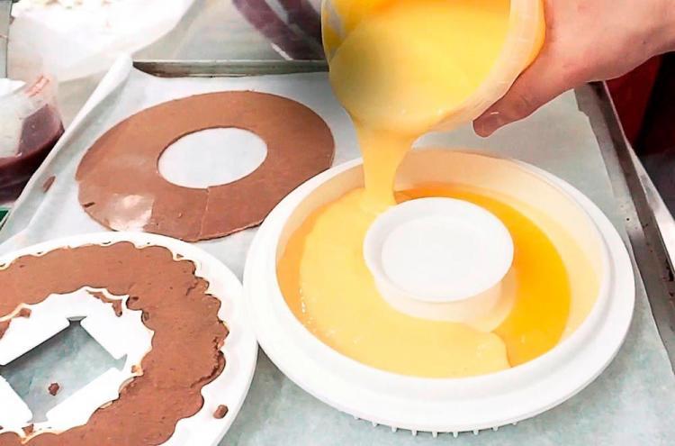 preparazione dello stampo come base per la torta