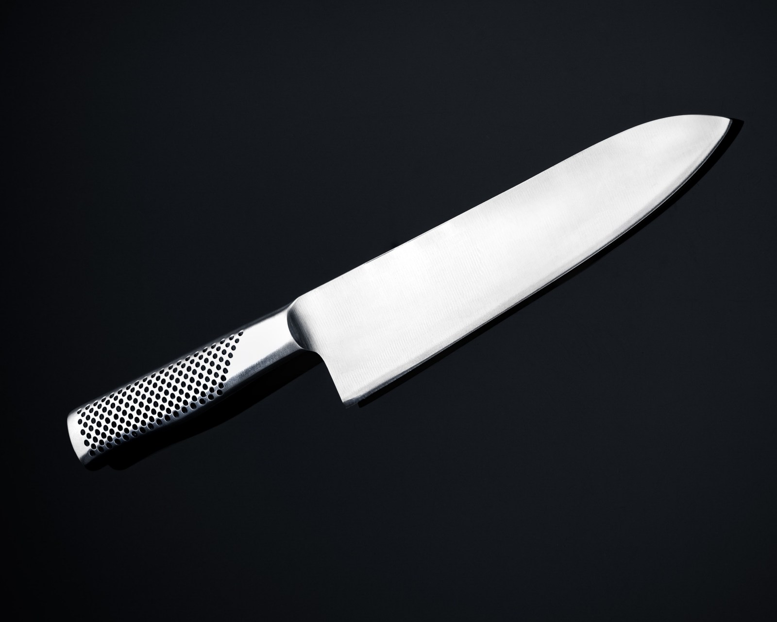 coltello professionale da chef su sfondo nero