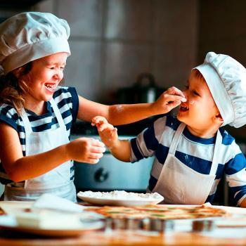 bambini mentre lavorano la farina