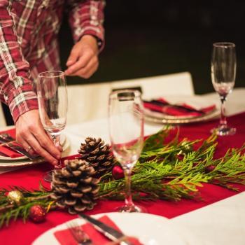 ragazzo che sistema la tavola natalizia