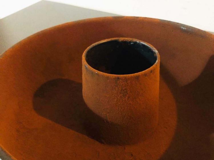 stampo imburrato con cacao per ciambellone