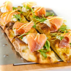 pinsa romana con salmone, rucola, mozzarella e limone