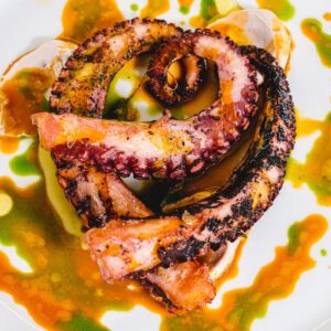 polpo arrosto guarnito nel corso di cucina professionale