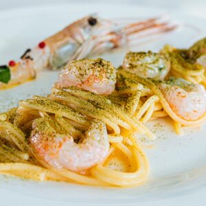 linguine con scampi guarniti con pistacchio