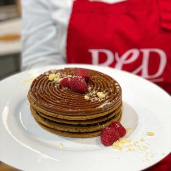 dolce cioccolato e lamponi su piatto bianco