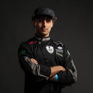 docente Simone Di Ciano con giacca nera e cappello nero