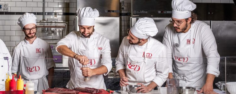 ragazzi studenti del corso cuoco professionale a lezione