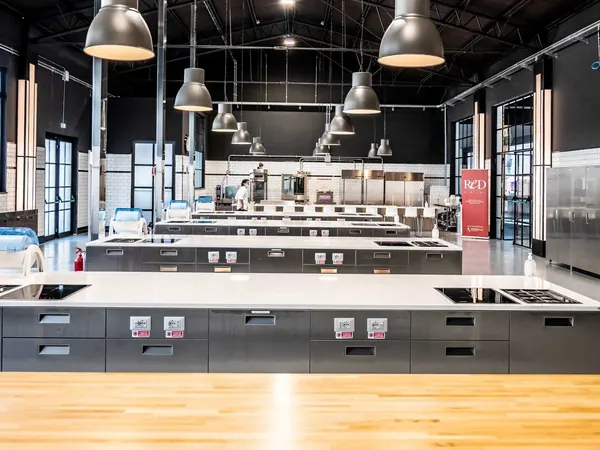 Aula di cucina vista dal bancone in legno