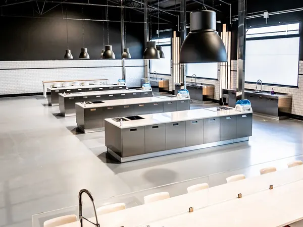 Aula di cucina vista dalla postazione con il lavello