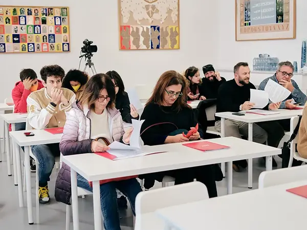Aula teorica con i partecipanti seduti ai banchi