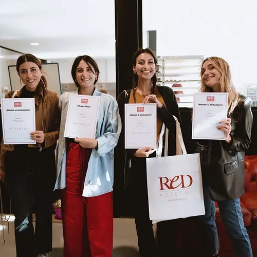 Quattro partecipanti mostrano l'attestato di partecipazione firmato ReD e azienda