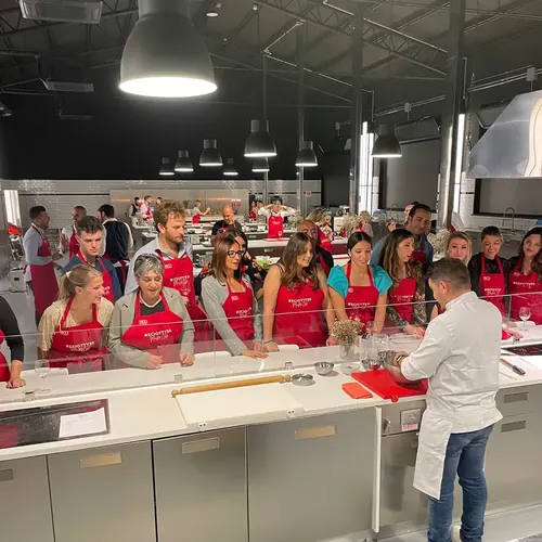 Lo chef spiega la sfida alle brigate in grembiule rosso
