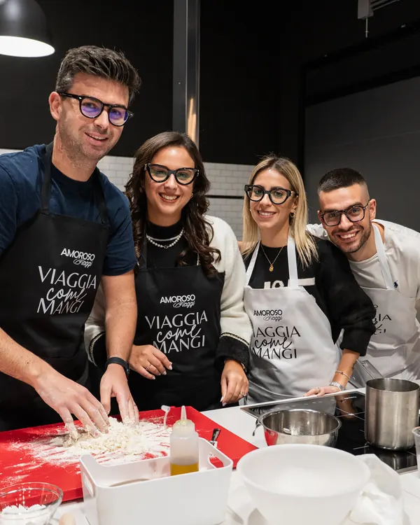Il team di Amoroso Viaggi alla postazione, con la farina sul tagliere